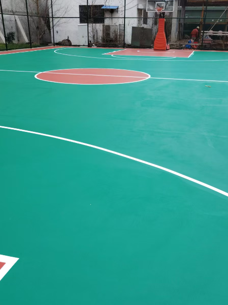 安居 球场长期使用易出现地面开裂